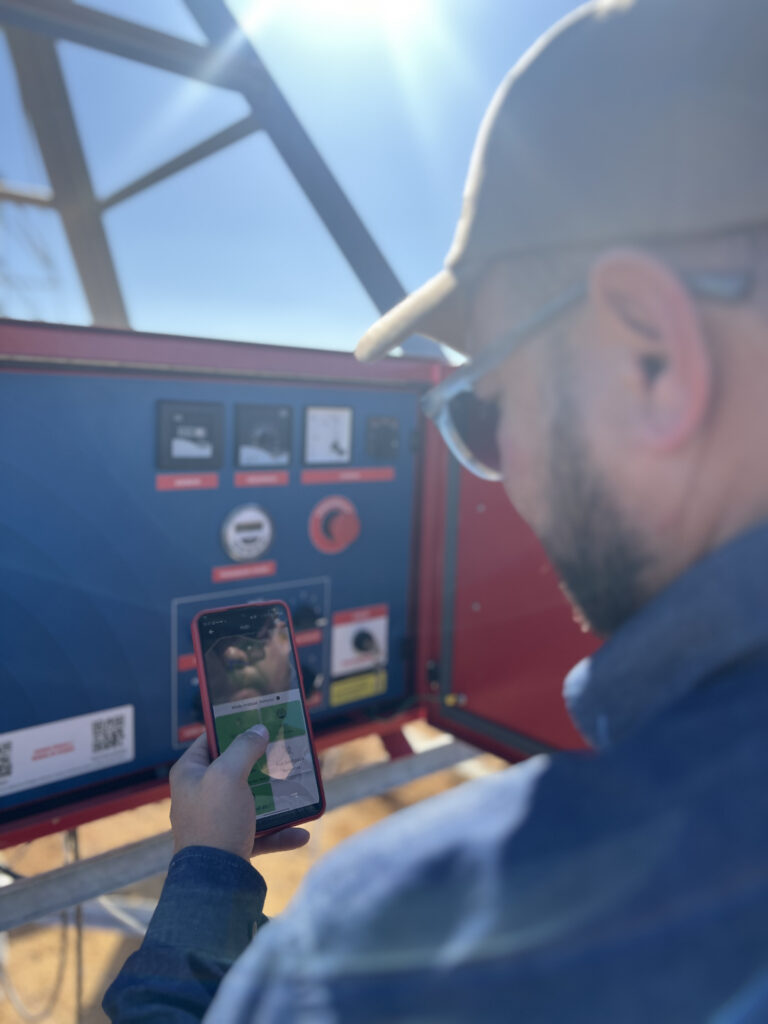 Hombre con smartphones vinculando la aplicación con el panel de control